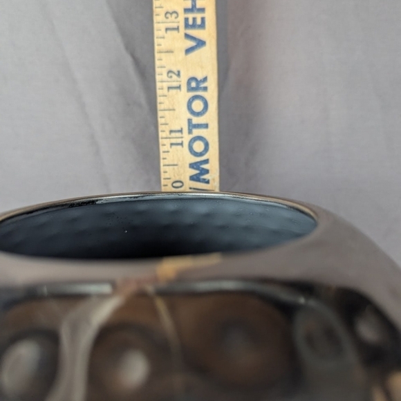 Metal vase with a gunmetal look in great condition - Picture 6 of 8